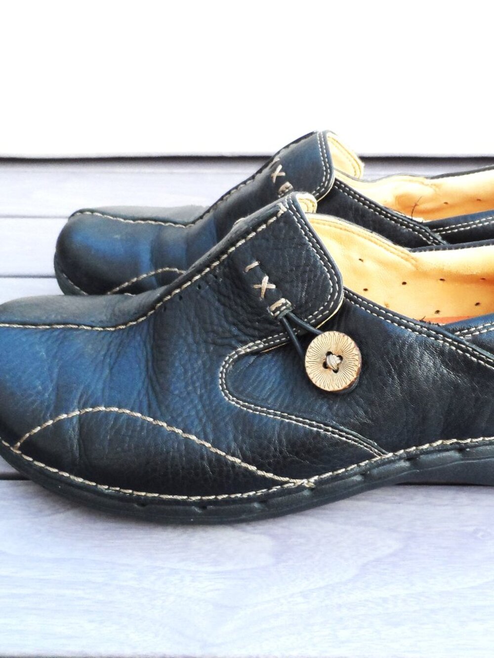 Clarks Unstructured Women's Un Loop slip-on shoes featuring black leather uppers